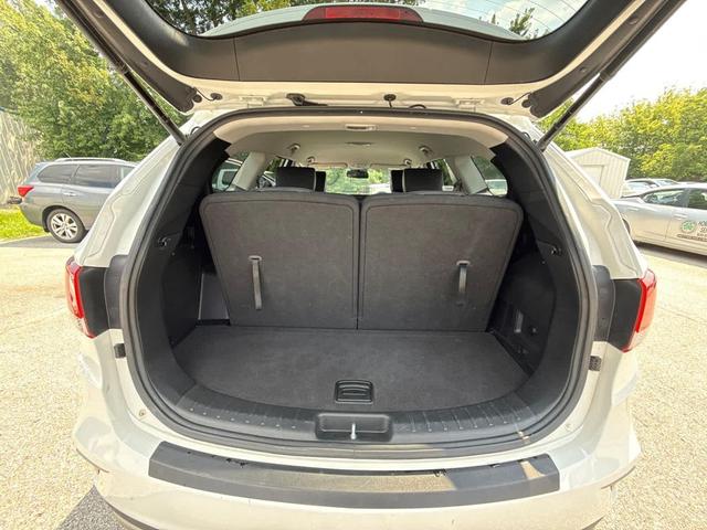 Photo of 2019 WHI/White Hyundai Santa Fe XL