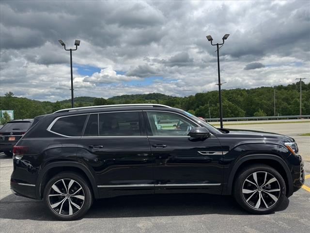Photo of 2024 Deep Black Pearl Effect Volkswagen Atlas