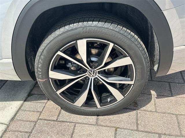 Photo of 2025 Silver Mist Metallic Volkswagen Atlas