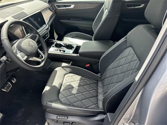 Photo of 2025 Silver Mist Metallic Volkswagen Atlas