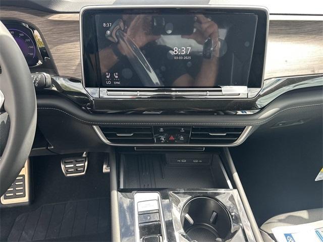 Photo of 2025 Silver Mist Metallic Volkswagen Atlas