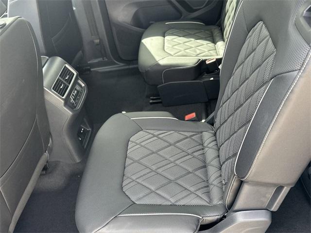 Photo of 2025 Silver Mist Metallic Volkswagen Atlas