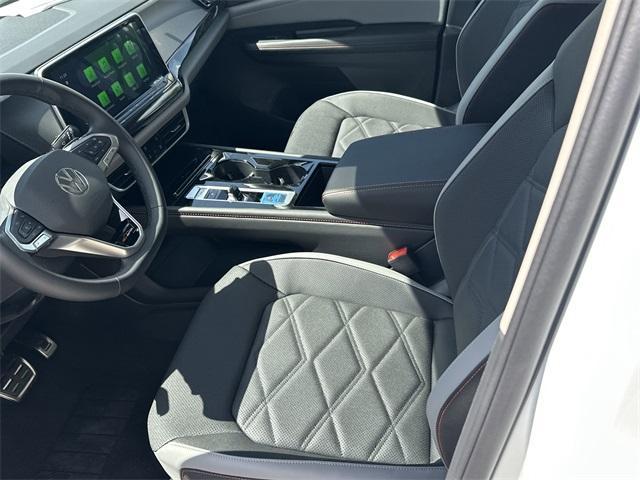 Photo of 2025 Pure White Volkswagen Atlas