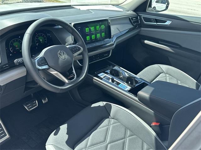 Photo of 2025 Pure White Volkswagen Atlas