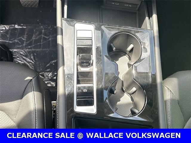 Photo of 2024 Deep Black Pearl Effect Volkswagen Atlas