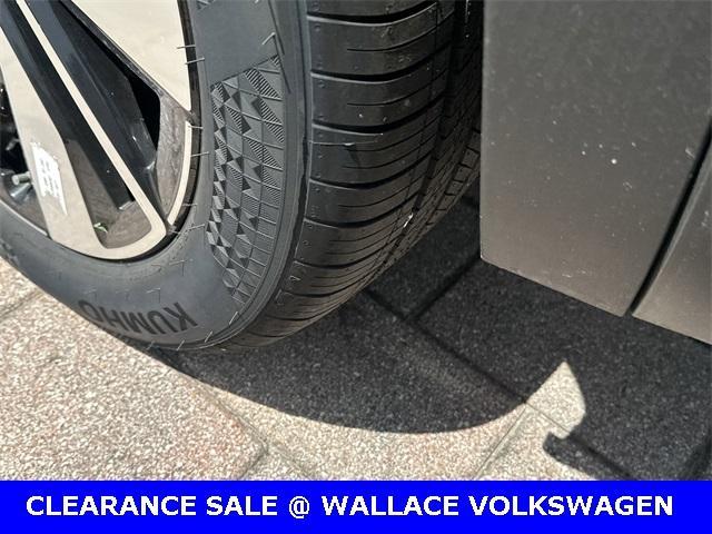 Photo of 2024 Deep Black Pearl Effect Volkswagen Atlas