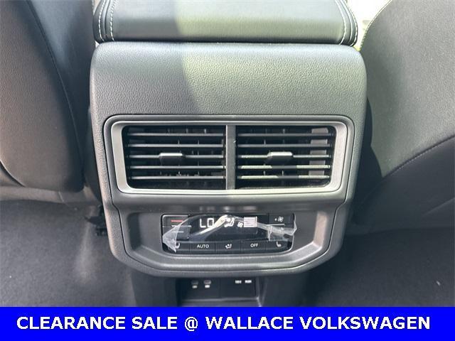 Photo of 2024 Deep Black Pearl Effect Volkswagen Atlas