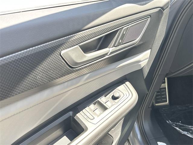 Photo of 2026 Deep Black Pearl Effect Volkswagen Atlas