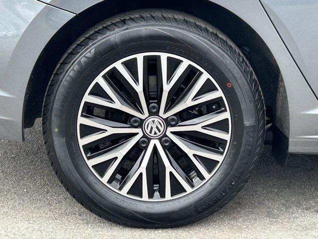 Photo of 2021 Platinum Gray Metallic Volkswagen Jetta