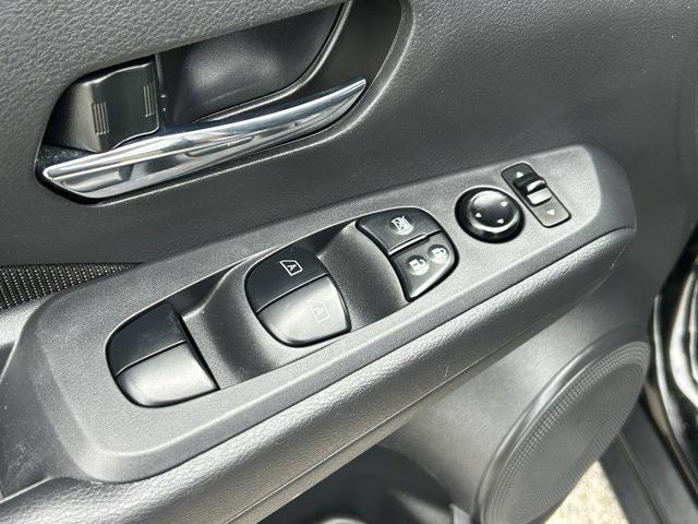Photo of 2022 Super Black Nissan Kicks