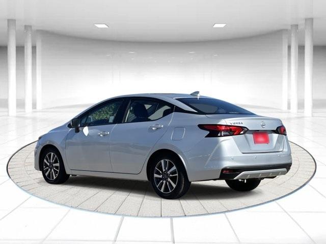 Photo of 2023 Brilliant Silver Metallic Nissan Versa
