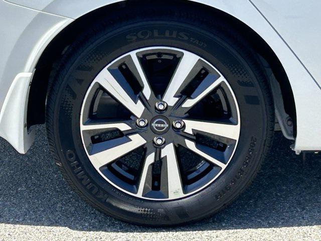 Photo of 2025 White Nissan Versa