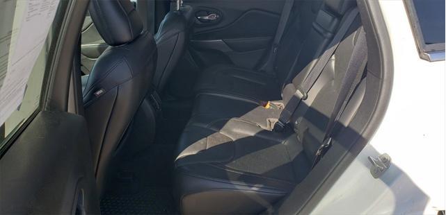 Photo of 2019 Bright White Clearcoat Jeep Cherokee
