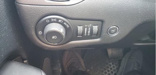 Photo of 2019 Bright White Clearcoat Jeep Cherokee