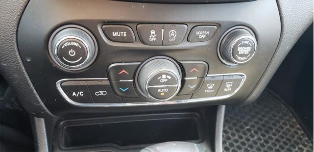 Photo of 2019 Bright White Clearcoat Jeep Cherokee