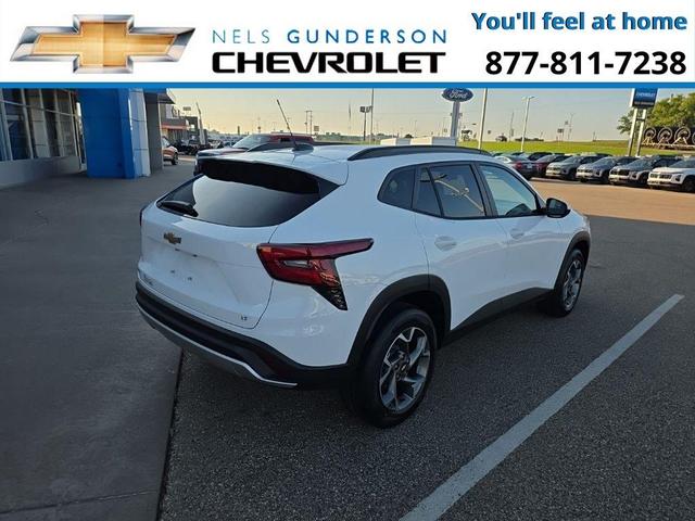Photo of 2025 Summit White Chevrolet Trax