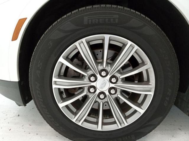 Photo of 2017 Crystal White Tricoat Cadillac XT5