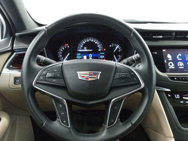 Photo of 2017 Crystal White Tricoat Cadillac XT5