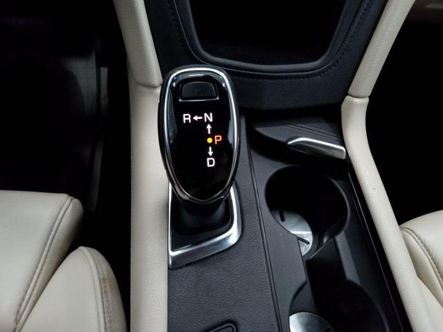 Photo of 2017 Crystal White Tricoat Cadillac XT5