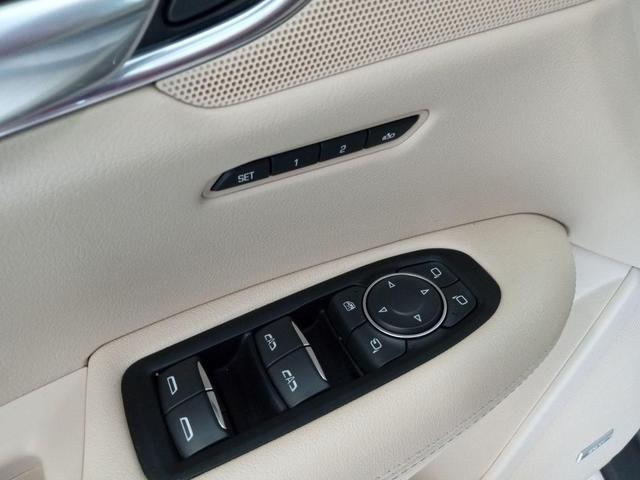 Photo of 2017 Crystal White Tricoat Cadillac XT5