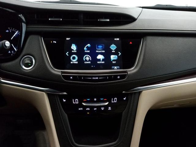 Photo of 2017 Crystal White Tricoat Cadillac XT5