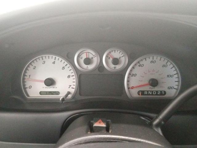 Photo of 2004 White Mazda B4000