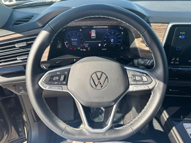 Photo of 2024 Deep Black Pearl Volkswagen Atlas