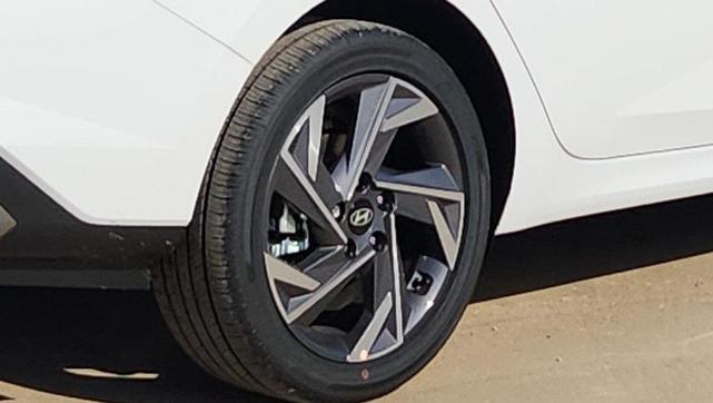 Photo of 2025 Serenity White Hyundai ELANTRA