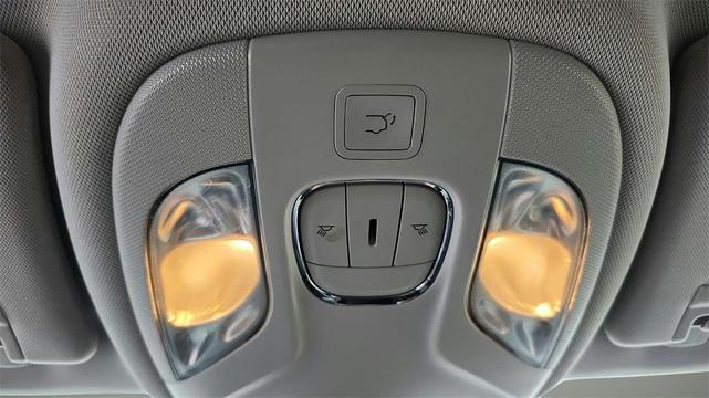 Photo of 2017 White Clearcoat Jeep New Compass