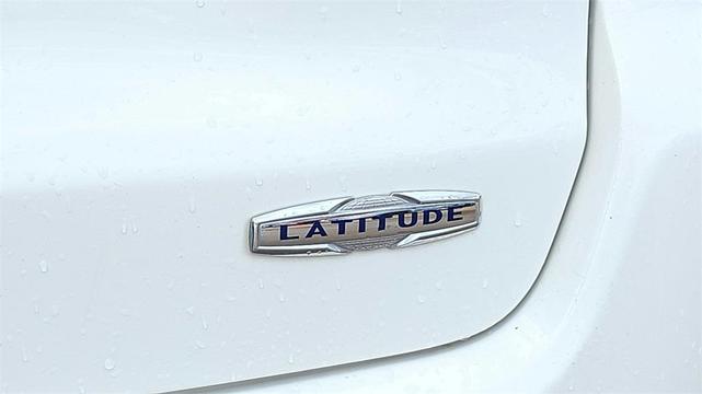 Photo of 2017 White Clearcoat Jeep New Compass