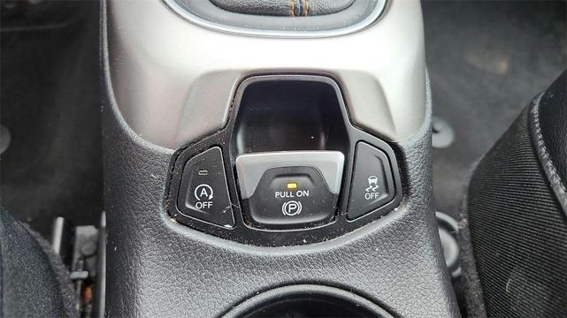 Photo of 2017 White Clearcoat Jeep New Compass