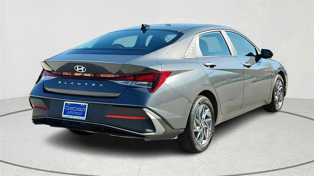 Photo of 2024 Amazon Gray Hyundai ELANTRA
