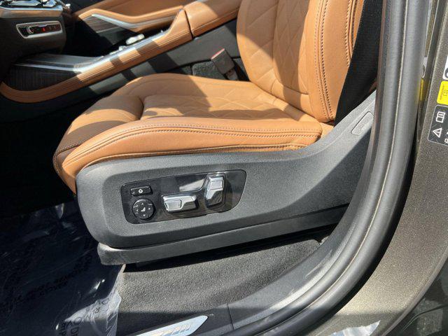 Photo of 2023 Manhattan Green Metallic BMW X7