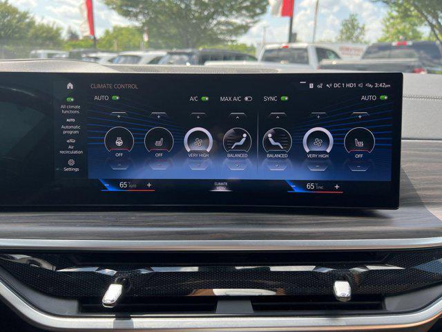 Photo of 2023 Manhattan Green Metallic BMW X7