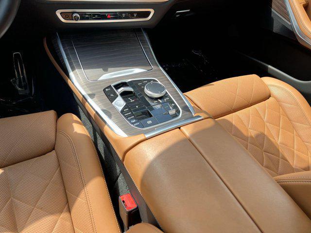 Photo of 2023 Manhattan Green Metallic BMW X7