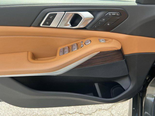 Photo of 2023 Manhattan Green Metallic BMW X7