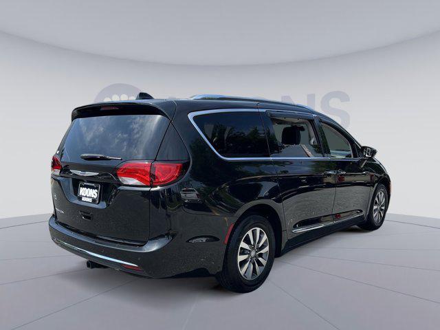 Photo of 2020 Brilliant Black Crystal Pearlcoat Chrysler Pacifica