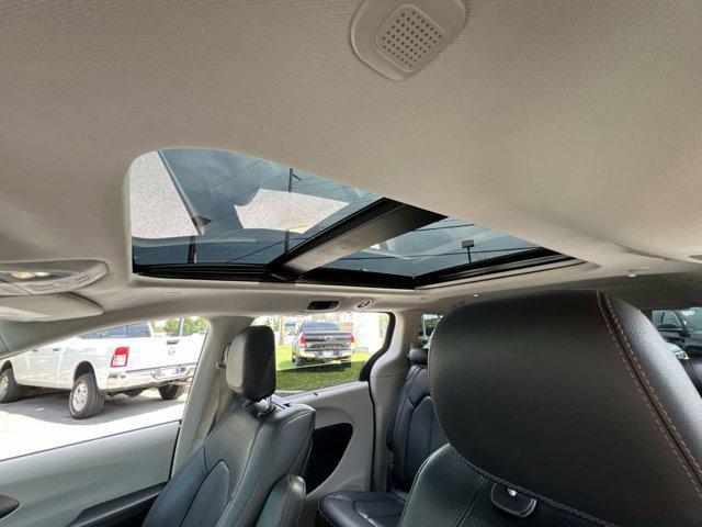 Photo of 2020 Brilliant Black Crystal Pearlcoat Chrysler Pacifica