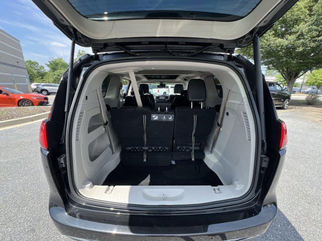 Photo of 2020 Brilliant Black Crystal Pearlcoat Chrysler Pacifica