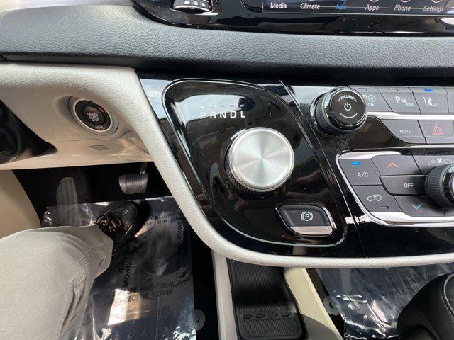Photo of 2020 Brilliant Black Crystal Pearlcoat Chrysler Pacifica