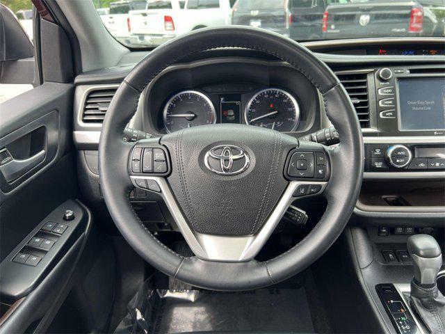 Photo of 2019 Ooh La La Rouge Mica Toyota Highlander