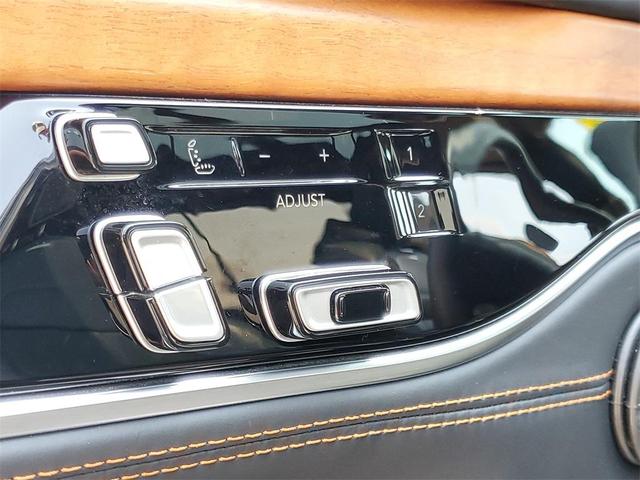 Photo of 2022 Diamond Black Crystal Pearlcoat Jeep Grand Wagoneer