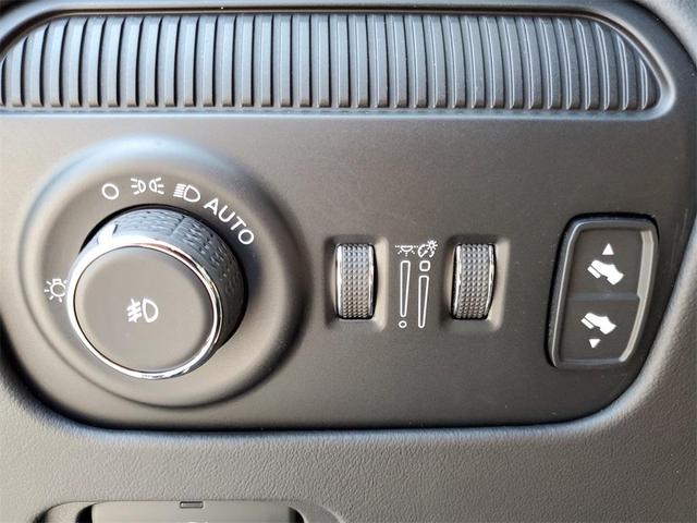 Photo of 2022 Diamond Black Crystal Pearlcoat Jeep Grand Wagoneer