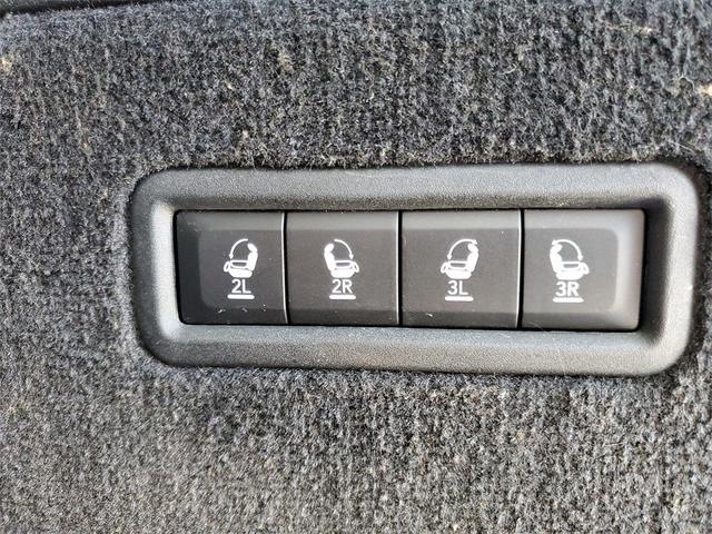 Photo of 2022 Diamond Black Crystal Pearlcoat Jeep Grand Wagoneer