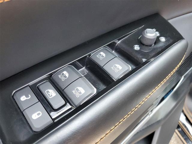 Photo of 2022 Diamond Black Crystal Pearlcoat Jeep Grand Wagoneer