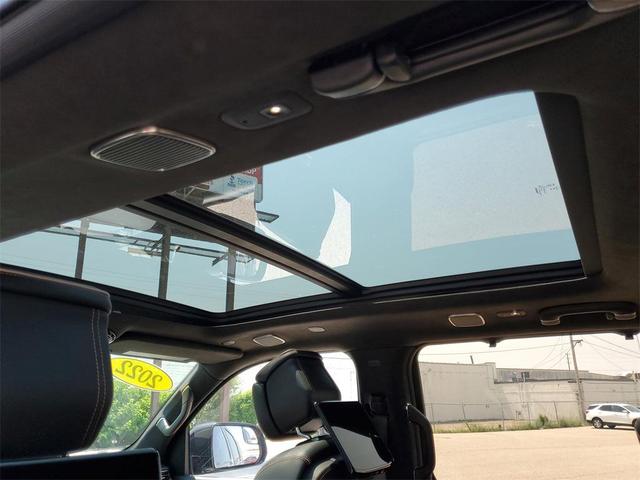 Photo of 2022 Diamond Black Crystal Pearlcoat Jeep Grand Wagoneer