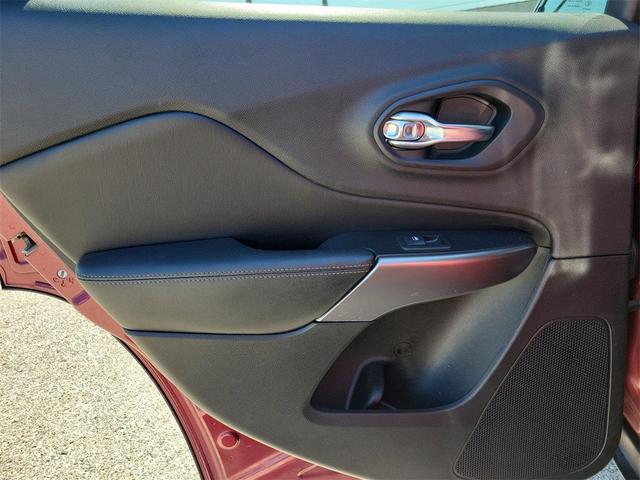 Photo of 2019 Velvet Red Pearlcoat Jeep Cherokee