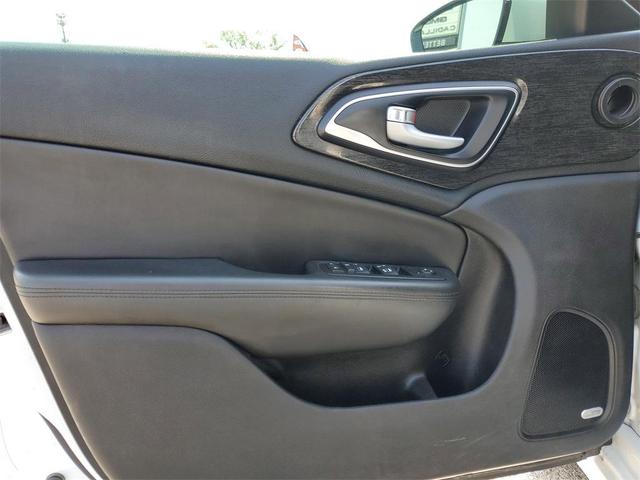 Photo of 2016 Bright White Clearcoat Chrysler 200