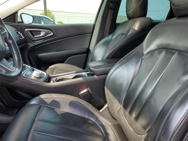 Photo of 2016 Bright White Clearcoat Chrysler 200