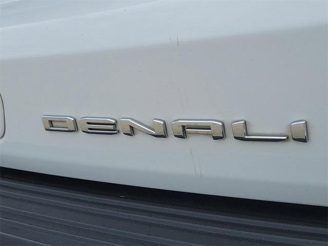 Photo of 2021 Summit White GMC Yukon